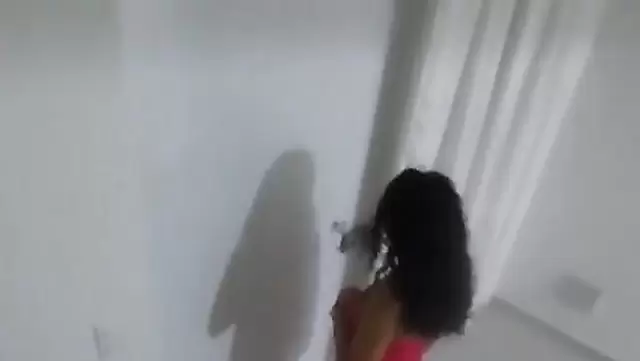 Esmer hatun, komşusuyla buluşup ateşli bir seks yaşıyor.